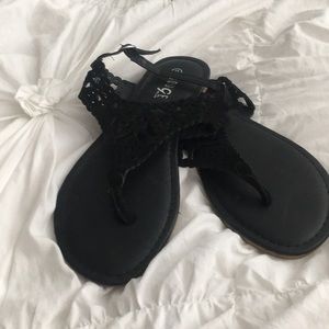 Only wore once!! Black sandals !!